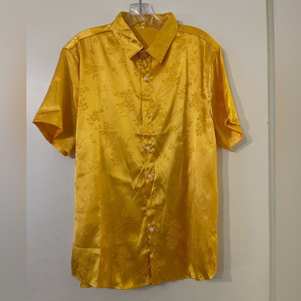 Men's NWOT Yellow Jacquard Polyester Button Down Short Sleeve Shirt
